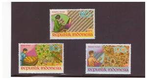 INDONESIA SC.852-54 1973 BATIK DISEÑOS DE PATRÓN MNH COMP. SET YE25 - Imagen 1 de 1