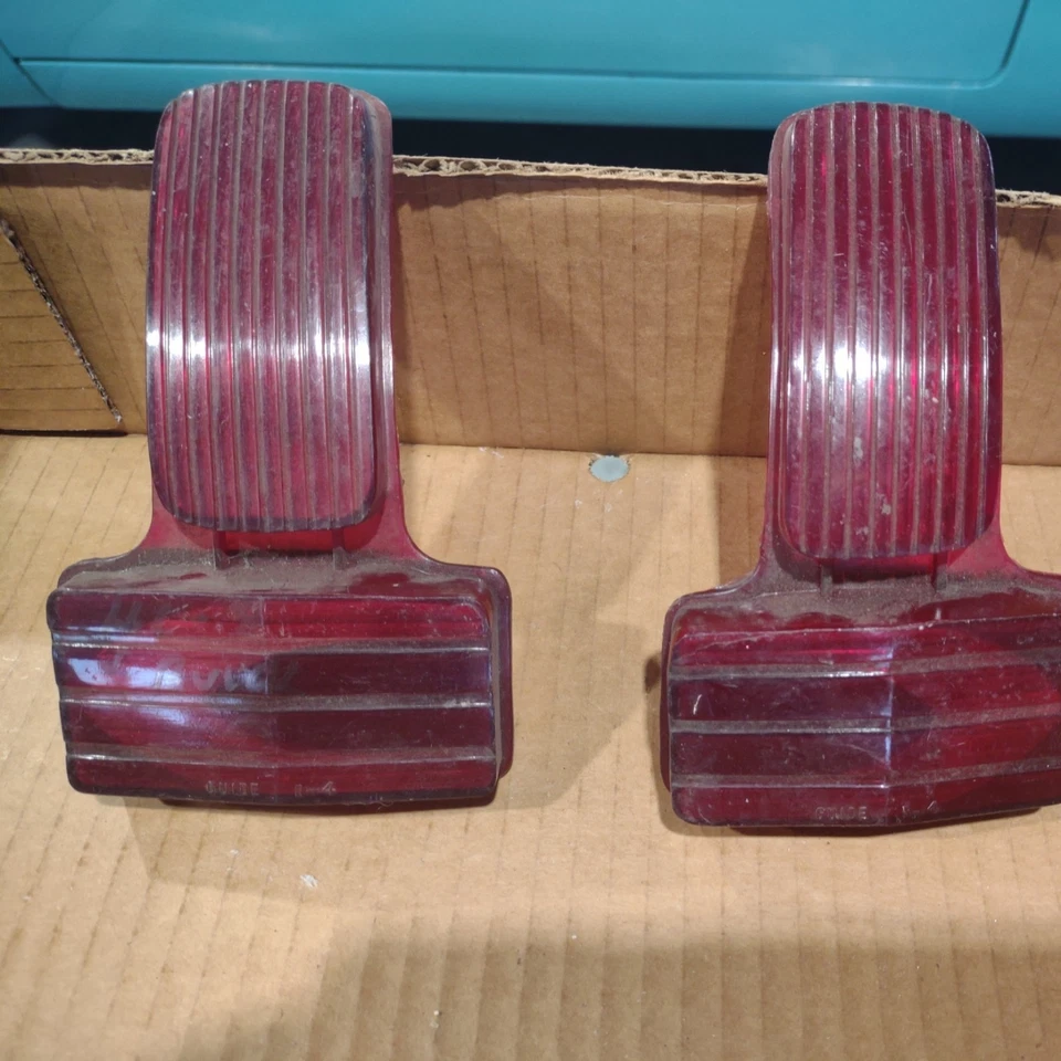 Buick OEM 1941 1942 Par especial de lentes de luz trasera izquierda y derecha originales  Foto 1 de 4