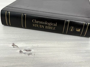 NKJV Chronological Study Bible Leathersoft Black Comfort Print Holy Bible - Picture 1 of 8