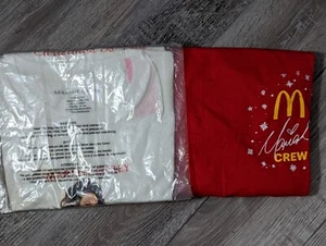 Mariah Carey All I Want for Christmas T-Shirt und McDonalds Crew Shirt - Bild 1 von 8