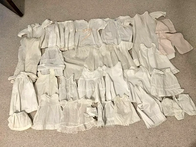 ENORME Lote Antiguo Blanco Victoriano etc Muñeca y Ropa de Bebé Muñecas Bisque o Bebé Foto 1 de 4