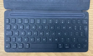 Apple iPad Smart Keyboard – British Layout – Used (Good), Boxed – Free Shipping - Picture 1 of 7