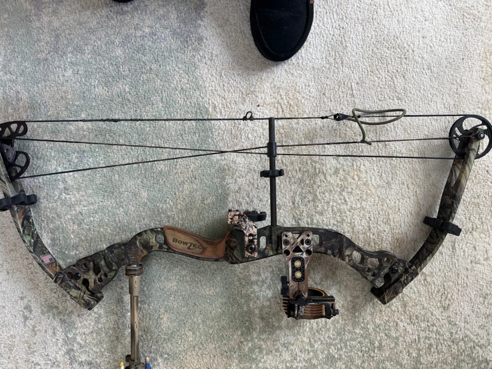 Bowtech B12766 Diamond Prism Right Hand Bow - Image 1 of 1