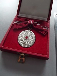 RK3 Österreich Silberne Verdienstmedaille ÖRK Rotes Kreuz im Etui f. Frauen - Picture 1 of 5