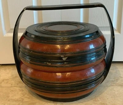 Antigua cesta de boda china grande ornamentada lacada en negro y rojo Foto 1 de 4