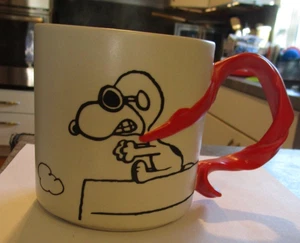 Hallmark Peanuts Snoopy Flying Ace Red Baron Sculpted Scarf Henkelbecher RARE NEU - Bild 1 von 9