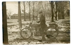 RPPC Motorcycle "Indian" Man Sitting on Bike - Foto 1 di 2
