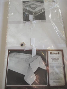 Vintage weiße Damast Tischdecke Kemp & Beatley Tschechoslowakei 63" x 104" Neu in Verpackung - Bild 1 von 6