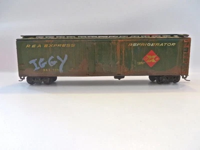 HO Diecast Base Roundhouse Railway Express 50' Boxcar Weathered with Graffiti - Image 1 of 4