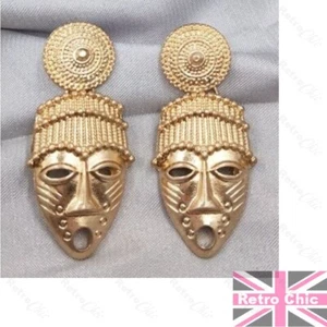 PENDIENTES DE MÁSCARA FACIAL AFRICANA tribales CHAPADOS EN ORO retro TACHUELAS de metal texturizado gota - Imagen 1 de 3