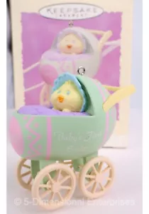 BABY'S FIRST EASTER pulcino in carrozzina segno distintivo ricordo ornamento QEO8237 1995 NOB - Foto 1 di 14