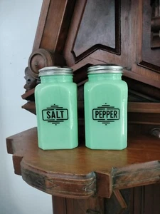Anchor Hocking Jadeite Green Glass Salt And Pepper Shakers - Picture 1 of 12