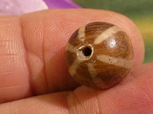 ANTIKE ÄLTERE PUMTEK PERLE 6 STREIFEN LINIE VERZIERT RUND 12,8 MM SATINIERT PATINA - Bild 1 von 8