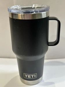 YETI RAMBLER TRAVEL MUG TUMBLER MIT DECKEL SCHWARZ SEITENGRIFF 30 OZ - Bild 1 von 6