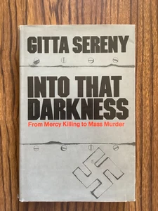 INTO THAT DARKNESS;: FROM MERCY KILLING TO MASS MURDER By Gitta Sereny First - Bild 1 von 3