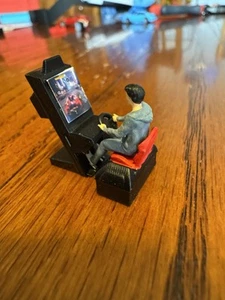 1/64 Scale Arcade Race Game With Player And Seat - Picture 1 of 3