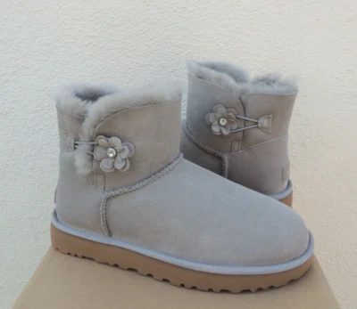 Botas UGG SEAL GRIS MINI BAILEY PÉTALO BLING GAMUZA/PIEL DE OVEJA, US 10/ EUR 41 ~ NUEVAS EN CAJA Foto 1 de 4