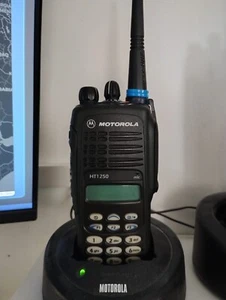 MOTOROLA HT1250 UHF 403MHZ - 470MHZ DO SZYNKI + ŁADOWARKA, ANTENA, BATERIA - Zdjęcie 1 z 5