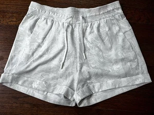 Lululemon Shorts Grey And White Floral Print Sz 6 Pull On Drawstring Cuffed - Picture 1 of 6