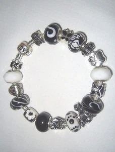 Welpe Hund Schmetterling Euro Bettelarmband Mops schwarz weiß Blume Haustier 305 - Bild 1 von 4