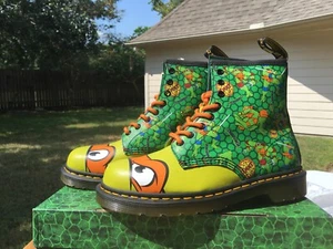 NUEVO EN CAJA Bota Dr. Martens Michelangelo Mikey Ninja Titles 1460 8 Ojos MUJER US5/UK3 - Imagen 1 de 10