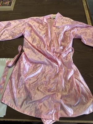 Bata de mujer Julie Girl vintage años 70 grande rosa tonal floral con cinturón delicado cinturón Foto 1 de 4