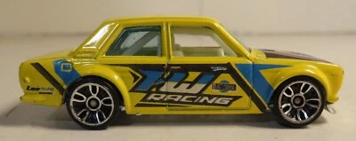 Coche de carreras Hot Wheels Datsun Bluebird 510 amarillo Nightburnerz 9/10 2011 usado juguete Foto 1 de 4