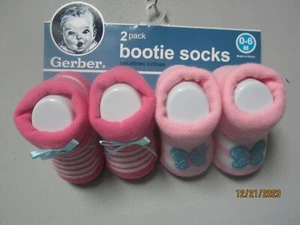 Paquete de 2 calcetines con botas rosa mariposa/rayas talla 0-6M - Imagen 1 de 2