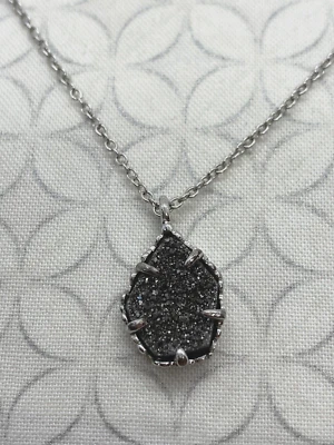 Collar Kendra Scott Catherine Platino Oscuro Drusy Tono Plata Usado (A) Foto 1 de 4