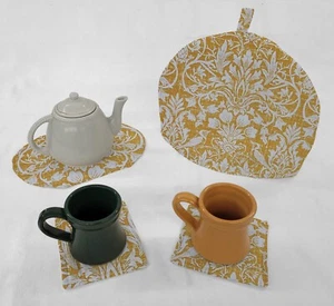 Acogedor juego de tetera y posavasos Gold Damask - Imagen 1 de 4