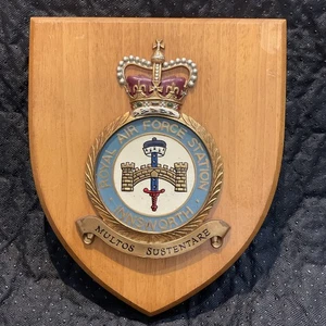 Vintage Royal Air Force Station Innsworth Mess Wandrelief/Schild - handbemalt - Bild 1 von 8