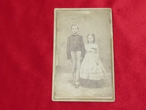 Antikes CDV Foto von Junge & Mädchen mit 2 Cent Umsatzmarke. - Bild 1 von 2