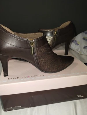 Botas de mujer Bandolino piel de serpiente tacón al tobillo 10 Foto 1 de 4