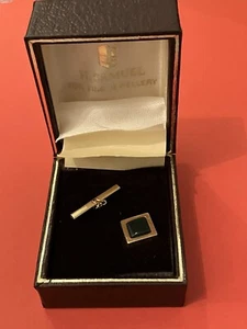 Vintage H.Samuel Gold Tone Square Tie Pin With A Green Insert With Case - Picture 1 of 4