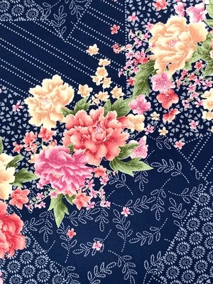 Blusa de tela crepé floral rosa peso azul marino por yarda    Foto 1 de 3