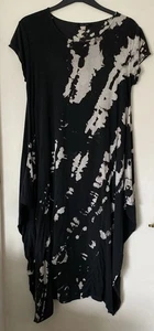 Made In Italy | Schwarzes Midi-Fallschirmkleid mit Batikmuster | One Size | Lagenlook - Bild 1 von 7