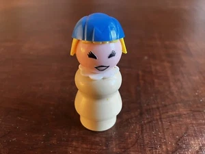 Fisher Price Little People Azafata Aeropuerto Bronceado Azafata con Gorra Azul - Imagen 1 de 5