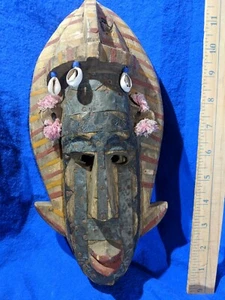 Maschera decorata colorata - conchiglie e nappe di cowrie - autentica arte in legno intagliato - Foto 1 di 6