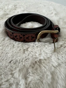 Cinturón de cuero marrón vintage delgado ajustado corte láser patrón floral para mujer talla L - Imagen 1 de 6