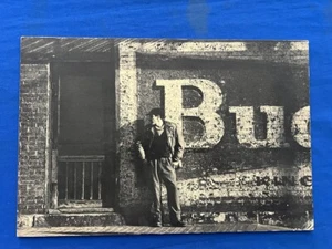 Vintage 1960er kiesige urbane Straßenfotografie schwarzweiß Brettdruck ~ Budweiser 18"x12" - Bild 1 von 9