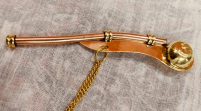 Silbato de pipa Bosun's Boatswain's con cadena y estuche de incrustación de anclaje de madera artesanal Foto 1 de 4