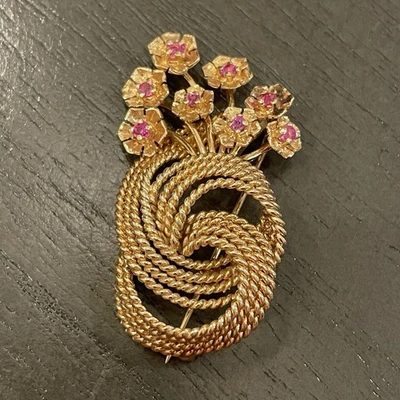 Брошь из желтого золота 14 карат с цветочным рисунком и рубиновыми акцентами 12,2 грамма желтое золото 14 карат - Изображение 1 из 4