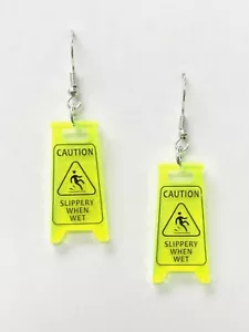 Achtung rutschig bei Nässe seltsame Ohrringe Acryl Ohrringe, nasser Boden Schild Safty - Bild 1 von 1