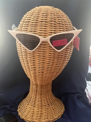 BETSEY JOHNSON WHITE RETRO SUNGLASSES FUNKY & FABULOUS   NWT - Image 1 of 4