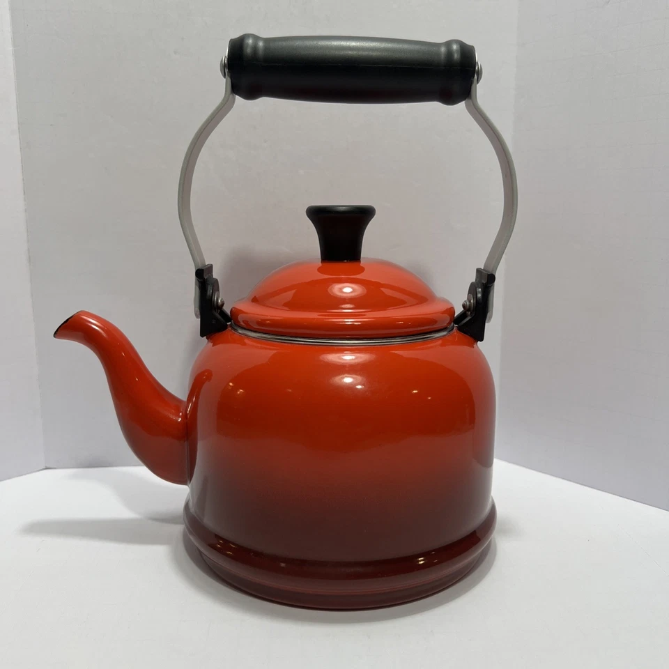 Tetera Le Creuset 1,25 Qt/1,1 L con tapa roja esmalte llama ombre usada Foto 1 de 4