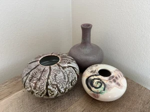 Lote de 3 jarrones de cerámica de estudio firmados marrón malva en cuclillas colección curada - Imagen 1 de 15