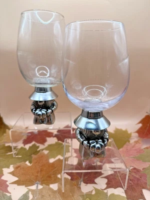 感恩节假日 Pilgram Gnome 葡萄酒杯带锡质底座一对 — 第 1/4 张图片