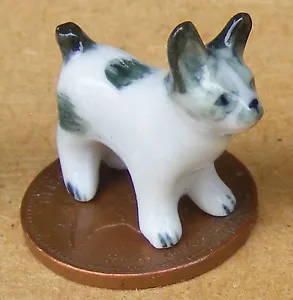 Kleiner schwarz-weißer Keramik Welpe Hund Tumdee Maßstab 1:12 Puppenhaus Ornament K - Bild 1 von 2