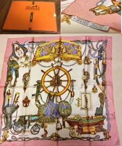 HERMES MUSEE CARRE 90 Seidentuch rosa lila mit Etikett Etui gebraucht. - Bild 1 von 6