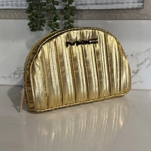 BOLSA DE MAQUILLAJE MAC GOLD (2024 HOLIDAY PARAMOUNT) 8” X 6” X 2” - Imagen 1 de 4